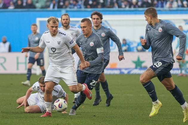22.11.2025, Fussball, Herren, 15. Spieltag Dritte Liga 3. Liga Saison 2025 2026: FC Hansa Rostock - FC Schweinfurt 05 Von links: Johannes Geis (FC Schweinfurt 05, 30) mit Ball gegen Kapitän Franz Pfanne (FC Hansa Rostock, 23) Rostock Ostseestadion Mecklenburg-Vorpommern Deutschland