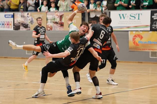 22.11.2025, Handball, Herren, 3. Liga, Staffel Süd-West, Saison 2025 2026, HG Saarlouis - TV Gelnhausen, Joshua Reitz (HG Saarlouis), Fynn Hilb (TV Gelnhausen) Saarlouis Stadtgartenhalle Saarland Deutschland (DEU) Copyright: xSebastianxBachx