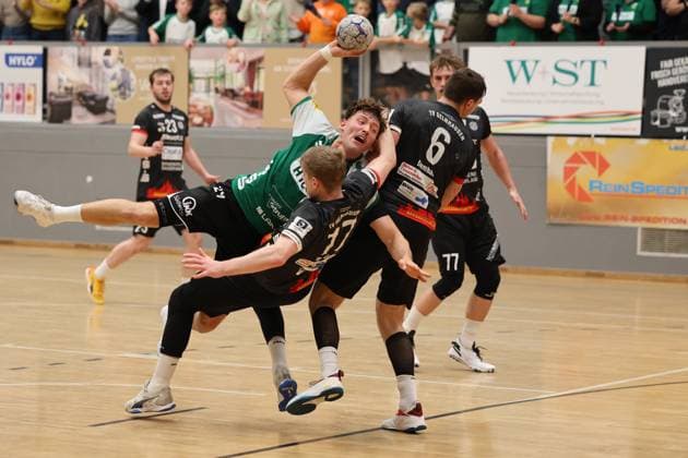 22.11.2025, Handball, Herren, 3. Liga, Staffel Süd-West, Saison 2025 2026, HG Saarlouis - TV Gelnhausen, Joshua Reitz (HG Saarlouis), Fynn Hilb (TV Gelnhausen) Saarlouis Stadtgartenhalle Saarland Deutschland (DEU) Copyright: xSebastianxBachx