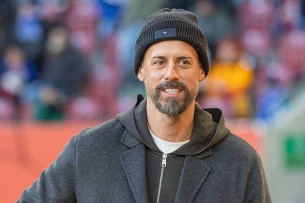 Chef-Trainer Sandro Wagner (FC Augsburg) schaut und laechelt, FC Augsburg vs. Hamburger SV, Fussball, 1. Bundesliga, 11. Spieltag, 22.11.2025 DFB regulations prohibit any use of photographs as image sequences and or quasi-video Augsburg Bayern Deutschland