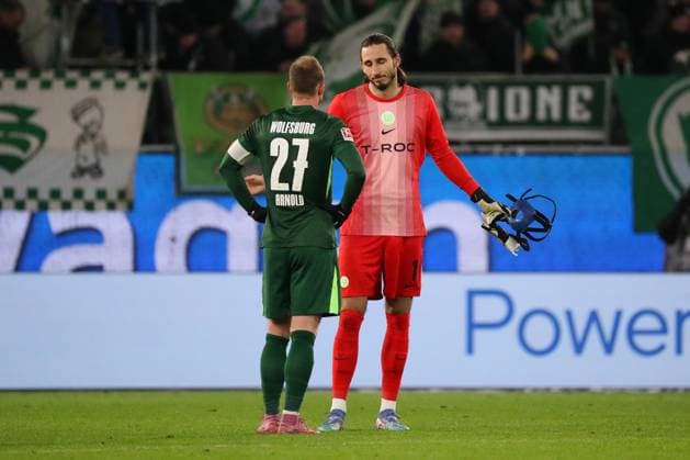 VfL vs. Leverkusen, 1. BL Wolfsburg, 22.11.2025, FUßBALL - VfL Wolfsburg vs. Bayer 04 Leverkusen, 1. BL, Saison 2025 26. Spielende, Maximilian Arnold (VfL Wolfsburg), Torwart Kamil Grabara (VfL Wolfsburg) Wolfsburg