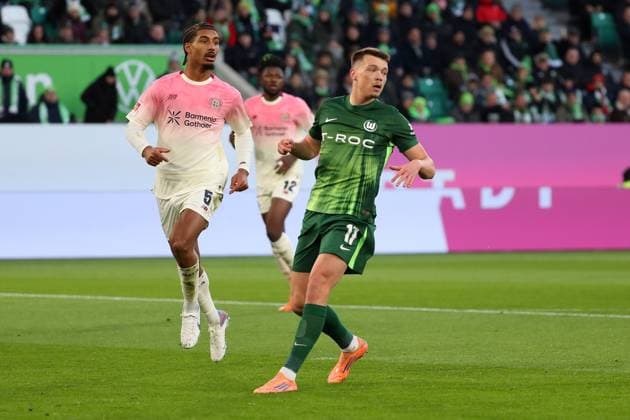 VfL vs. Leverkusen, 1. BL Wolfsburg, 22.11.2025, FUßBALL - VfL Wolfsburg vs. Bayer 04 Leverkusen, 1. BL, Saison 2025 26. Loic Bade (Bayer 04 Leverkusen), Dzenan Pejcinovic (VfL Wolfsburg) Wolfsburg