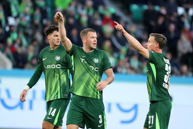 VfL vs. Leverkusen, 1. BL Wolfsburg, 22.11.2025, FUßBALL - VfL Wolfsburg vs. Bayer 04 Leverkusen, 1. BL, Saison 2025 26. Denis Vavro (VfL Wolfsburg), Yannick Gerhardt (VfL Wolfsburg) Wolfsburg
