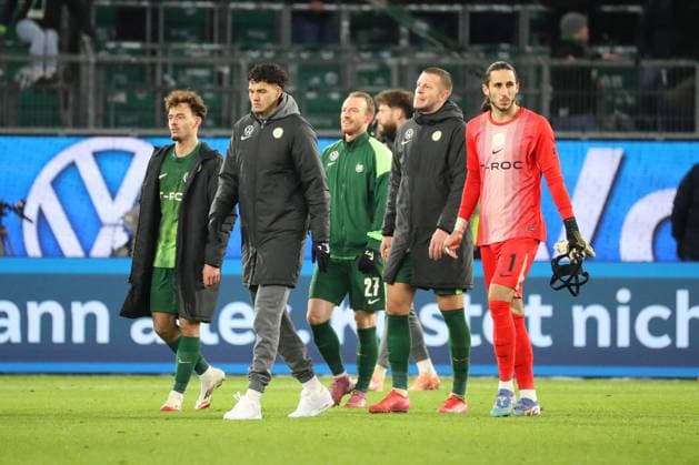 VfL vs. Leverkusen, 1. BL Wolfsburg, 22.11.2025, FUßBALL - VfL Wolfsburg vs. Bayer 04 Leverkusen, 1. BL, Saison 2025 26. Spielende, Aaron Zehnter (VfL Wolfsburg), Jenson Seelt (VfL Wolfsburg), Maximilian Arnold (VfL Wolfsburg), Torwart Kamil Grabara (VfL Wolfsburg), Denis Vavro (VfL Wolfsburg) Wolfsburg