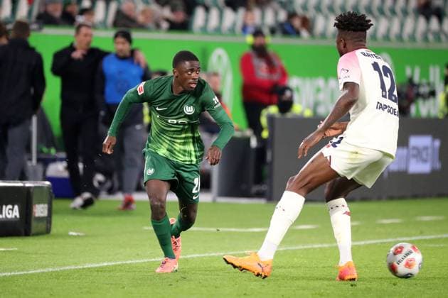 VfL vs. Leverkusen, 1. BL Wolfsburg, 22.11.2025, FUßBALL - VfL Wolfsburg vs. Bayer 04 Leverkusen, 1. BL, Saison 2025 26. SaÃ«l Kumbedi (VfL Wolfsburg), Edmond Tapsoba (Bayer 04 Leverkusen) Wolfsburg