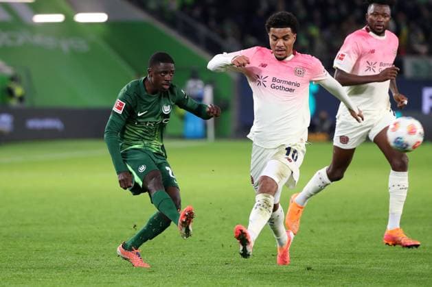 VfL vs. Leverkusen, 1. BL Wolfsburg, 22.11.2025, FUßBALL - VfL Wolfsburg vs. Bayer 04 Leverkusen, 1. BL, Saison 2025 26. SaÃ«l Kumbedi (VfL Wolfsburg), Malik Tillmann (Bayer 04 Leverkusen) Wolfsburg
