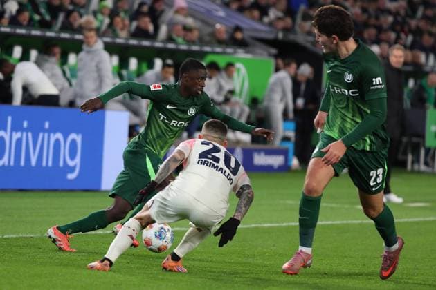 VfL vs. Leverkusen, 1. BL Wolfsburg, 22.11.2025, FUßBALL - VfL Wolfsburg vs. Bayer 04 Leverkusen, 1. BL, Saison 2025 26. SaÃ«l Kumbedi (VfL Wolfsburg), Alejandro Grimaldo (Bayer 04 Leverkusen) Wolfsburg