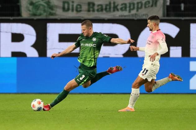 VfL vs. Leverkusen, 1. BL Wolfsburg, 22.11.2025, FUßBALL - VfL Wolfsburg vs. Bayer 04 Leverkusen, 1. BL, Saison 2025 26. Denis Vavro (VfL Wolfsburg), Martin Terrier (Bayer 04 Leverkusen) Wolfsburg