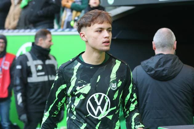 VfL vs. Leverkusen, 1. BL Wolfsburg, 22.11.2025, FUßBALL - VfL Wolfsburg vs. Bayer 04 Leverkusen, 1. BL, Saison 2025 26. Pharell Hensel (VfL Wolfsburg) Wolfsburg