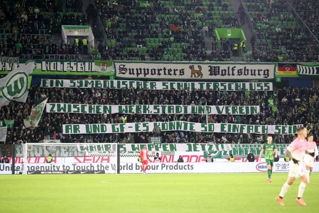 VfL vs. Leverkusen, 1. BL Wolfsburg, 22.11.2025, FUßBALL - VfL Wolfsburg vs. Bayer 04 Leverkusen, 1. BL, Saison 2025 26. Fankurve des VfL mit einem Banner Wolfsburg