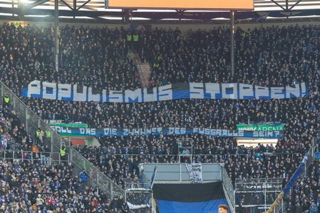 Ultras des Hamburger SV mit Transparent Populismus stoppen, FC Augsburg vs. Hamburger SV, Fussball, 1. Bundesliga, 11. Spieltag, 22.11.2025 DFB regulations prohibit any use of photographs as image sequences and or quasi-video Augsburg Bayern Deutschland