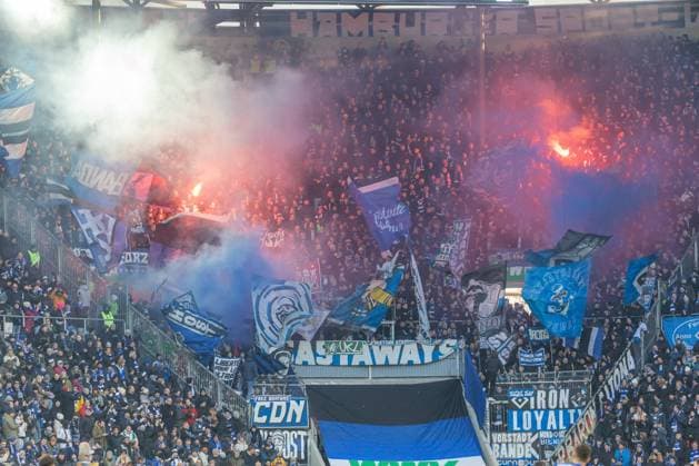 Sportvorstand Stefan Kuntz (HSV) Ultras mit Pyro Pyrotechnische Gegenstaende Bengalos Bengalische Feuer Feuerwerkskoerper, FC Augsburg vs. Hamburger SV, Fussball, 1. Bundesliga, 11. Spieltag, 22.11.2025 DFB regulations prohibit any use of photographs as image sequences and or quasi-video