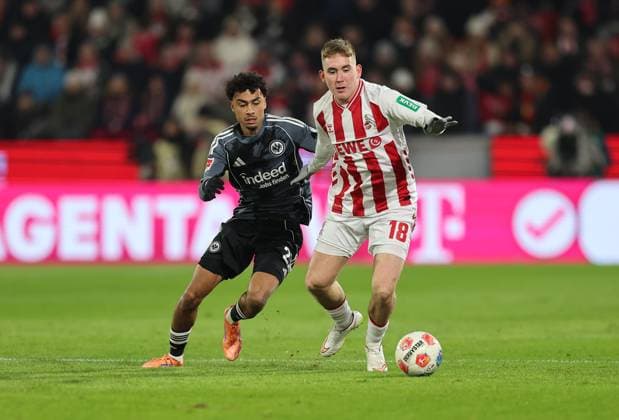 22.11.2025, Fussball Bundesliga, 1. FC Köln - Eintracht Frankfurt, v.l., Nathaniel Brown (Eintracht Frankfurt), Isak Johannesson (1. FC Köln) DFL DFB REGULATIONS PROHIBIT ANY USE OF PHOTOGRAPHS AS IMAGE SEQUENCES AND OR QUASI-VIDEO. xdcx Copyright: HMBxMedia Claus