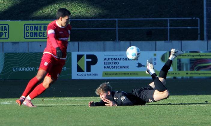 Bauchlandung von Julius Bochmann (Chemnitz) , links Cemal Sezer (Zwickau) Fußball Regionalliga Nordost 2025 26 FSV Zwickau - Chemnitzer FC 4:0 am 22.11.2025 FSV Zwickau - Chemnitzer FC