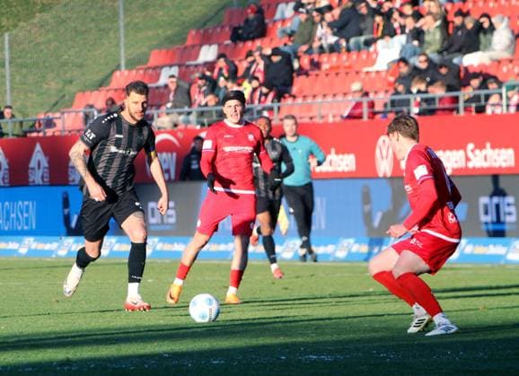 Dejan Bozic (Chemnitz) im Angriff , rechts Veron Dobruna (Zwickau) und Kilian Senkbeil (Zwickau) Fußball Regionalliga Nordost 2025 26 FSV Zwickau - Chemnitzer FC 4:0 am 22.11.2025 FSV Zwickau - Chemnitzer FC