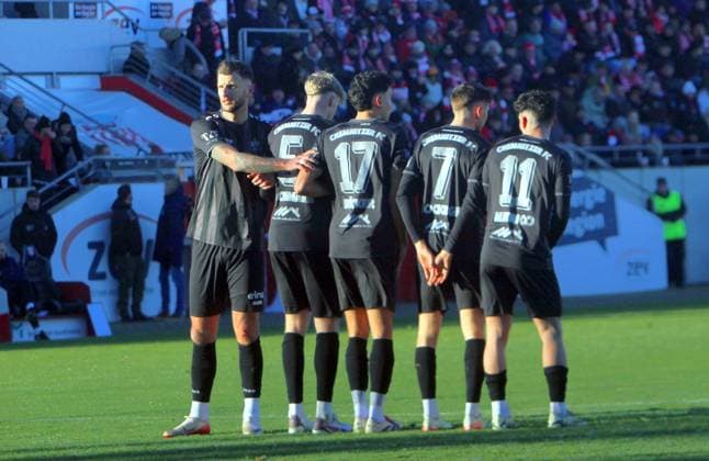 Dejan Bozic (Chemnitz, links) postioniert den CFC-Abwehrblock vor einem Freistoß Fußball Regionalliga Nordost 2025 26 FSV Zwickau - Chemnitzer FC 4:0 am 22.11.2025 FSV Zwickau - Chemnitzer FC