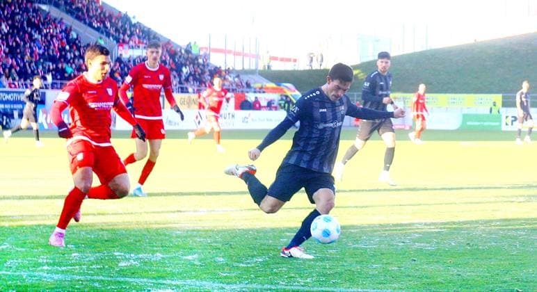 Roman Eppendorfer (Chemnitz) am Ball Fußball Regionalliga Nordost 2025 26 FSV Zwickau - Chemnitzer FC 4:0 am 22.11.2025 FSV Zwickau - Chemnitzer FC
