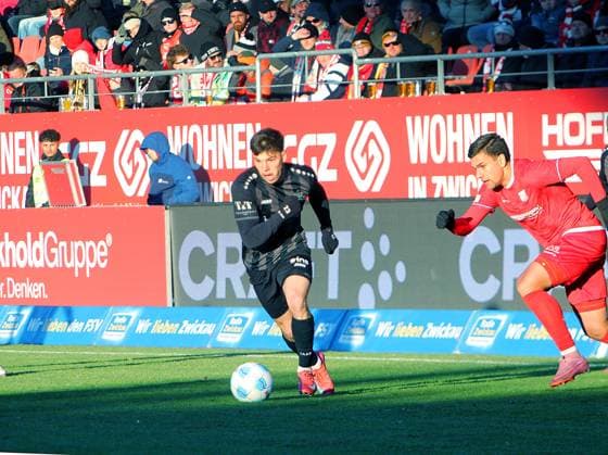 Maurizio Grimaldi (Chemnitz) am Ball , rechts Cemal Sezer (Zwickau) Fußball Regionalliga Nordost 2025 26 FSV Zwickau - Chemnitzer FC 4:0 am 22.11.2025 FSV Zwickau - Chemnitzer FC