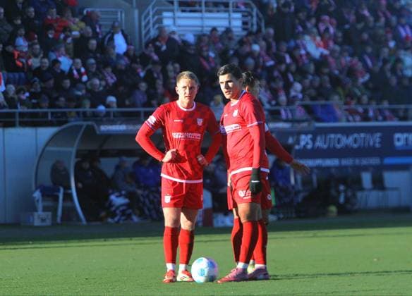 Daniel Haubner (Zwickau, links) mit Cemal Sezer (Zwickau) Fußball Regionalliga Nordost 2025 26 FSV Zwickau - Chemnitzer FC 4:0 am 22.11.2025 FSV Zwickau - Chemnitzer FC