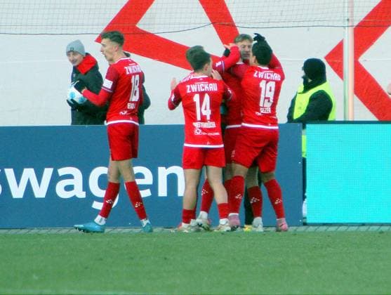 Jubel um den Torschützen Maximilian Somnitz (Zwickau, 2.v.r.) nach dem 3:0. Fußball Regionalliga Nordost 2025 26 FSV Zwickau - Chemnitzer FC am 22.11.2025 FSV Zwickau - Chemnitzer FC