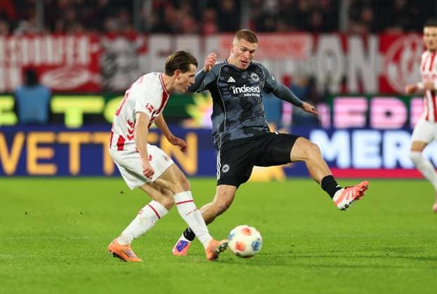 22.11.2025, Fussball Bundesliga, 1. FC Köln - Eintracht Frankfurt, v.l., Jakub Kaminski (1. FC Köln), Rasmus Kristensen (Eintracht Frankfurt) DFL DFB REGULATIONS PROHIBIT ANY USE OF PHOTOGRAPHS AS IMAGE SEQUENCES AND OR QUASI-VIDEO. xdcx Copyright: HMBxMedia Claus