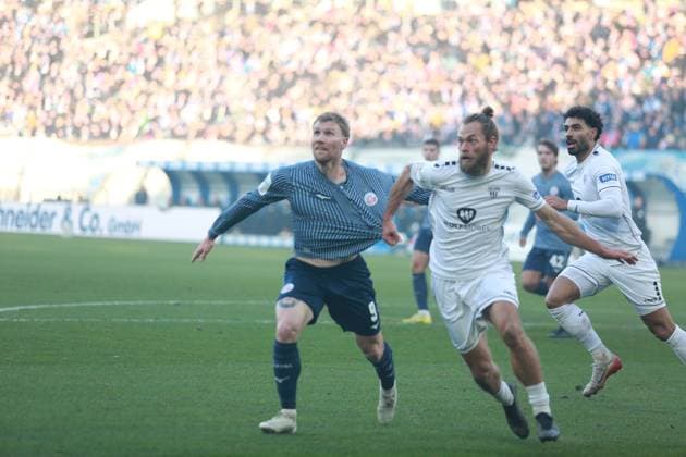 Fußball I Herren I Saison 2025-26 I 3. Liga I 15. Spieltag I F.C. Hansa Rostock - 1. FC Schweinfurt I 22.11.2025 Andreas Voglsammer (9, F.C. Hansa Rostock) im Zweikampf mit Kristian Böhnlein (13, 1. FC Schweinfurt 05) Rostock Ostseestadion Mecklenburg-Vorpommern Deutschland Copyright: xLobeca AndreasxKnothex