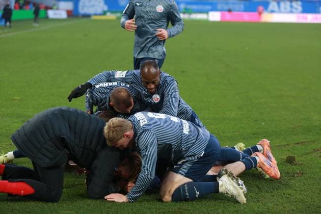 Fußball I Herren I Saison 2025-26 I 3. Liga I 15. Spieltag I F.C. Hansa Rostock - 1. FC Schweinfurt I 22.11.2025 Jubeltraube nach dem 1:0 Rostock Ostseestadion Mecklenburg-Vorpommern Deutschland Copyright: xLobeca AndreasxKnothex