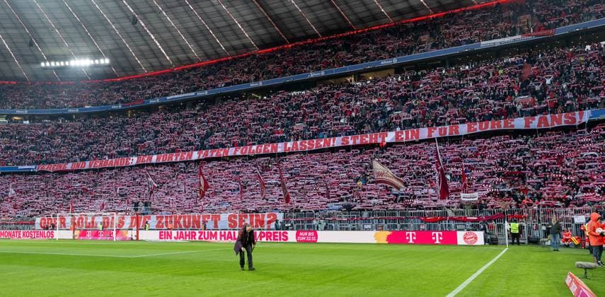 Fanprotest bei den Bayernfans in der Suedkurve mit Transparenten Spruchbaendern mit der Aufschrift: Vereine und Verbaende: den Worten Taten folgen lassen - steht ein fuer eure Fans. Oder soll das die Zukunft sein? Die Fans mit einer Schalparade waehrend der Stadionhymne GER, FC Bayern Muenchen vs. SC Freiburg, Fussball, Bundesliga, 11. Spieltag, Spielzeit 2025 2026, 22.11.2025. (DFL DFB REGULATIONS PROHIBIT ANY USE OF PHOTOGRAPHS as IMAGE SEQUENCES and or QUASI-VIDEO). GER, FC Bayern Muenchen vs. SC Freiburg, Fussball, Bundesliga, 11. Spieltag, Spielzeit 2025 2026, 22.11.2025. Muenchen Copyright: xEibner-Pressefoto HeikexFeinerx EP_HFR