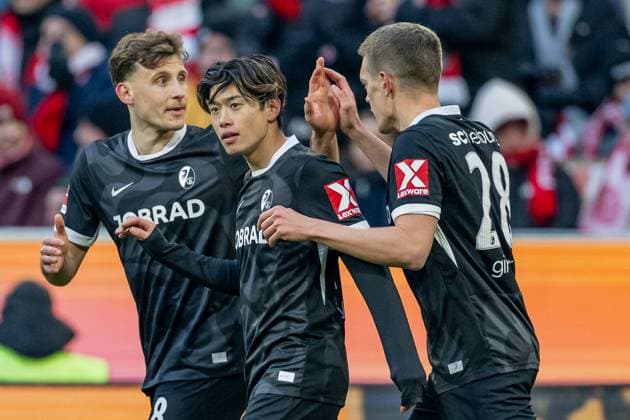 Maximilian Eggestein (SC Freiburg, 8) und Matthias Ginter (SC Freiburg, 28) bejubeln mit Yuito Suzuki (SC Freiburg, 14) dessen Tor zum 0:1 GER, FC Bayern Muenchen vs. SC Freiburg, Fussball, Bundesliga, 11. Spieltag, Spielzeit 2025 2026, 22.11.2025. (DFL DFB REGULATIONS PROHIBIT ANY USE OF PHOTOGRAPHS as IMAGE SEQUENCES and or QUASI-VIDEO). GER, FC Bayern Muenchen vs. SC Freiburg, Fussball, Bundesliga, 11. Spieltag, Spielzeit 2025 2026, 22.11.2025. Muenchen Copyright: xEibner-Pressefoto HeikexFeinerx EP_HFR