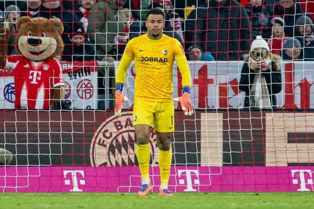 Noah Atubolu (Torwart, SC Freiburg, 1) GER, FC Bayern Muenchen vs. SC Freiburg, Fussball, Bundesliga, 11. Spieltag, Spielzeit 2025 2026, 22.11.2025. (DFL DFB REGULATIONS PROHIBIT ANY USE OF PHOTOGRAPHS as IMAGE SEQUENCES and or QUASI-VIDEO). GER, FC Bayern Muenchen vs. SC Freiburg, Fussball, Bundesliga, 11. Spieltag, Spielzeit 2025 2026, 22.11.2025. Muenchen Copyright: xEibner-Pressefoto HeikexFeinerx EP_HFR
