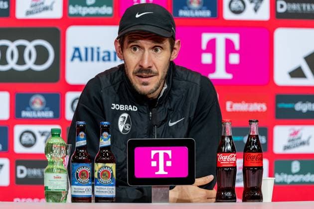 Julian Schuster (Chef-Trainer, SC Freiburg) bei der Pressekonferenz nach dem Spiel GER, FC Bayern Muenchen vs. SC Freiburg, Fussball, Bundesliga, 11. Spieltag, Spielzeit 2025 2026, 22.11.2025. (DFL DFB REGULATIONS PROHIBIT ANY USE OF PHOTOGRAPHS as IMAGE SEQUENCES and or QUASI-VIDEO). GER, FC Bayern Muenchen vs. SC Freiburg, Fussball, Bundesliga, 11. Spieltag, Spielzeit 2025 2026, 22.11.2025. Muenchen Copyright: xEibner-Pressefoto HeikexFeinerx EP_HFR