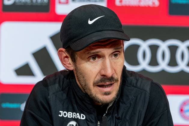 Julian Schuster (Chef-Trainer, SC Freiburg) bei der Pressekonferenz nach dem Spiel Portrait Portraet GER, FC Bayern Muenchen vs. SC Freiburg, Fussball, Bundesliga, 11. Spieltag, Spielzeit 2025 2026, 22.11.2025. (DFL DFB REGULATIONS PROHIBIT ANY USE OF PHOTOGRAPHS as IMAGE SEQUENCES and or QUASI-VIDEO). GER, FC Bayern Muenchen vs. SC Freiburg, Fussball, Bundesliga, 11. Spieltag, Spielzeit 2025 2026, 22.11.2025. Muenchen Copyright: xEibner-Pressefoto HeikexFeinerx EP_HFR
