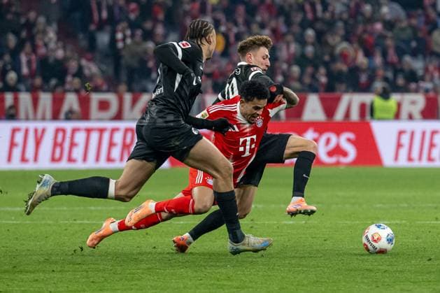 Kampf um den Ball von Luis Diaz (FC Bayern Muenchen, 14) mit Derry Scherhant (SC Freiburg, 7) und Philipp Treu (SC Freiburg, 29) GER, FC Bayern Muenchen vs. SC Freiburg, Fussball, Bundesliga, 11. Spieltag, Spielzeit 2025 2026, 22.11.2025. (DFL DFB REGULATIONS PROHIBIT ANY USE OF PHOTOGRAPHS as IMAGE SEQUENCES and or QUASI-VIDEO). GER, FC Bayern Muenchen vs. SC Freiburg, Fussball, Bundesliga, 11. Spieltag, Spielzeit 2025 2026, 22.11.2025. Muenchen Copyright: xEibner-Pressefoto HeikexFeinerx EP_HFR