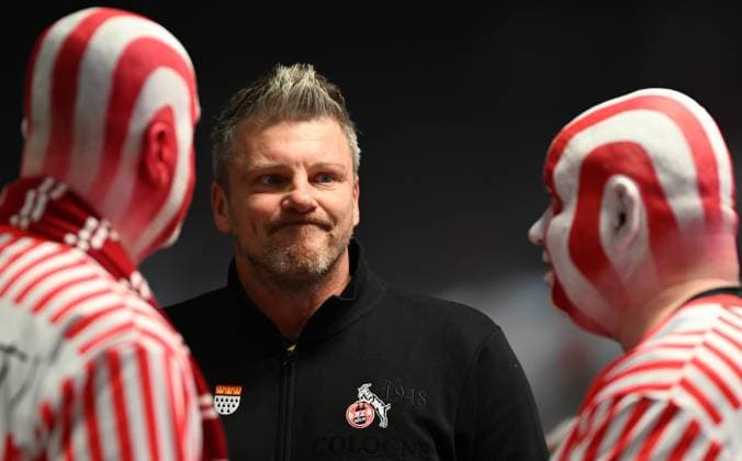 22.11.2025, xophax, Fussball 1.Bundesliga, 1.FC Koeln - Eintracht Frankfurt Trainer Lukas Kwasniok mit zwei bemalten Fans . (DFL DFB REGULATIONS PROHIBIT ANY USE OF PHOTOGRAPHS as IMAGE SEQUENCES and or QUASI-VIDEO) Koeln