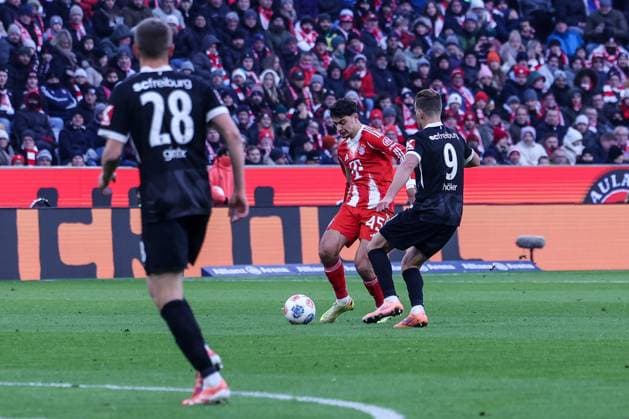 Alexandar Pavlovic 45 (FC Bayern Muenchen) in Aktion gegen Lucas Hoeler 9 (SC Freiburg), Matthias Ginter 28 (SC Freiburg) schaut von Weitem zu, FC Bayern Muenchen vs. SC Freiburg, Fussball, Bundesliga, DFL, Saison 2025 2026, Hinrunde, 22.11.2025 DFB regulations prohibit any use of photographs as image sequences and or quasi-video Muenchen Bayern Deutschland