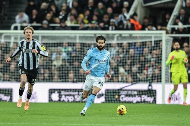 Premier League Newcastle United v Manchester City Josko Gvardiol of Manchester City breaks with the ball during the Premier League match Newcastle United vs Manchester City at St. James s Park, Newcastle, United Kingdom, 21st November 2025 (Photo by Alfie Cosgrove News Images) Newcastle St. James s Park Tyne and Wear United Kingdom Copyright: xAlfiexCosgrove NewsxImagesx