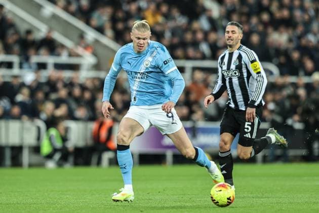 Premier League Newcastle United v Manchester City Erling Haaland of Manchester City breaks with the ball during the Premier League match Newcastle United vs Manchester City at St. James s Park, Newcastle, United Kingdom, 21st November 2025 (Photo by Alfie Cosgrove News Images) Newcastle St. James s Park Tyne and Wear United Kingdom Copyright: xAlfiexCosgrove NewsxImagesx
