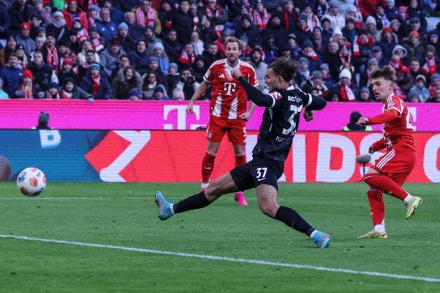 Lennart Karl 42 (FC Bayern Muenchen) erzielt das 1:2, Max Rosenfelder 37 (SC Freiburg) kann den Schuss nicht verhindern, Harry Kane 9 (FC Bayern Muenchen) schaut zu, FC Bayern Muenchen vs. SC Freiburg, Fussball, Bundesliga, DFL, Saison 2025 2026, Hinrunde, 22.11.2025 DFB regulations prohibit any use of photographs as image sequences and or quasi-video Muenchen Bayern Deutschland