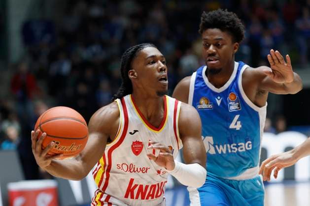 v.l. Marcus Carr (Fitness First Wuerzburg Baskets, 5) and Nahiem Alleyne (Frankfurt Skyliners, 4), 22.11.2025, Basketball, BBL, Frankfurt Skyliners vs. Fitness First Wuerzburg Baskets, GER, Frankfurt, Suewag Energie ARENA. Copyright: HMBxMedia xHeikoxBecker