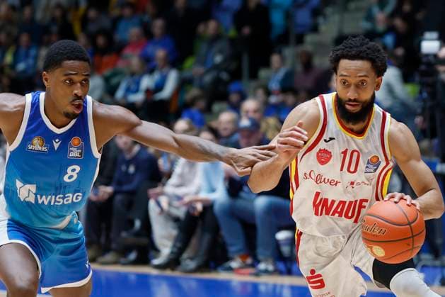 v.l. William Christmas (Frankfurt Skyliners, 8) and Davion Mintz (Fitness First Wuerzburg Baskets, 10), 22.11.2025, Basketball, BBL, Frankfurt Skyliners vs. Fitness First Wuerzburg Baskets, GER, Frankfurt, Suewag Energie ARENA. Copyright: HMBxMedia xHeikoxBecker