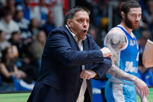v.l. Head-Coach Sasa Filipovski (Fitness First Wuerzburg Baskets), 22.11.2025, Basketball, BBL, Frankfurt Skyliners vs. Fitness First Wuerzburg Baskets, GER, Frankfurt, Suewag Energie ARENA. Copyright: HMBxMedia xHeikoxBecker
