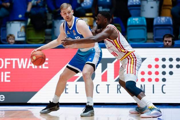 v.l. Till Pape (Frankfurt Skyliners, 19) and Eddy Edigin (Fitness First Wuerzburg Baskets, 27), 22.11.2025, Basketball, BBL, Frankfurt Skyliners vs. Fitness First Wuerzburg Baskets, GER, Frankfurt, Suewag Energie ARENA. Copyright: HMBxMedia xHeikoxBecker