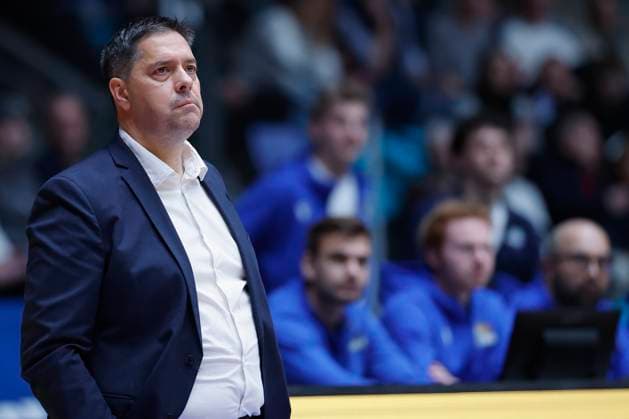 v.l. Head-Coach Sasa Filipovski (Fitness First Wuerzburg Baskets), 22.11.2025, Basketball, BBL, Frankfurt Skyliners vs. Fitness First Wuerzburg Baskets, GER, Frankfurt, Suewag Energie ARENA. Copyright: HMBxMedia xHeikoxBecker