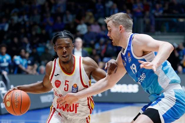 v.l. Marcus Carr (Fitness First Wuerzburg Baskets, 5) and Till Pape (Frankfurt Skyliners, 19), 22.11.2025, Basketball, BBL, Frankfurt Skyliners vs. Fitness First Wuerzburg Baskets, GER, Frankfurt, Suewag Energie ARENA. Copyright: HMBxMedia xHeikoxBecker