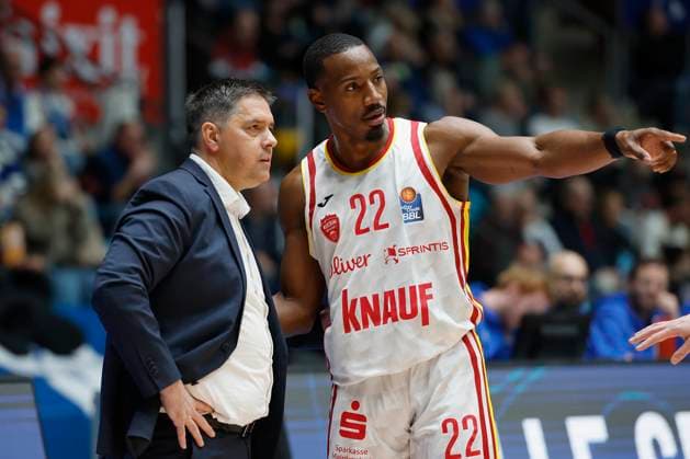 v.l. Head-Coach Sasa Filipovski (Fitness First Wuerzburg Baskets) and Johnathan Stove (Fitness First Wuerzburg Baskets, 22), 22.11.2025, Basketball, BBL, Frankfurt Skyliners vs. Fitness First Wuerzburg Baskets, GER, Frankfurt, Suewag Energie ARENA. Copyright: HMBxMedia xHeikoxBecker