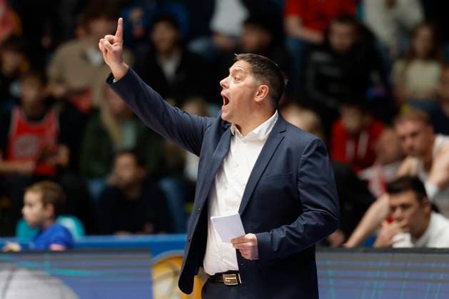 v.l. Head-Coach Sasa Filipovski (Fitness First Wuerzburg Baskets) and Johnathan Stove (Fitness First Wuerzburg Baskets, 22), 22.11.2025, Basketball, BBL, Frankfurt Skyliners vs. Fitness First Wuerzburg Baskets, GER, Frankfurt, Suewag Energie ARENA. Copyright: HMBxMedia xHeikoxBecker