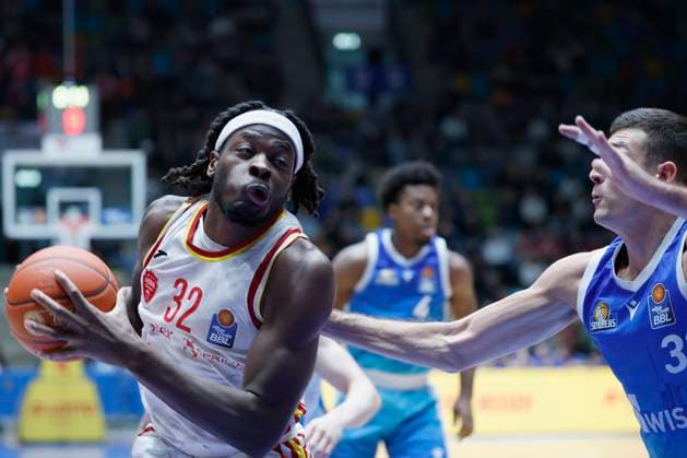 v.l. Charles Thompson (Fitness First Wuerzburg Baskets, 32) and Ryan Hawkins (Frankfurt Skyliners, 33), 22.11.2025, Basketball, BBL, Frankfurt Skyliners vs. Fitness First Wuerzburg Baskets, GER, Frankfurt, Suewag Energie ARENA. Copyright: HMBxMedia xHeikoxBecker