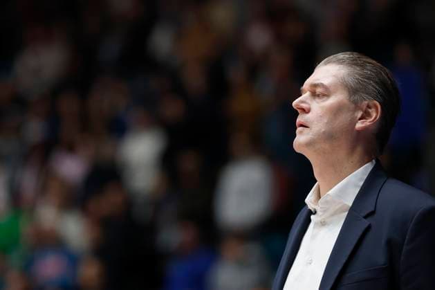v.l. Headcoach Klaus Perwas (Frankfurt Skyliners), 22.11.2025, Basketball, BBL, Frankfurt Skyliners vs. Fitness First Wuerzburg Baskets, GER, Frankfurt, Suewag Energie ARENA. Copyright: HMBxMedia xHeikoxBecker