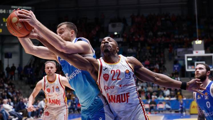 v.l. Radii Caisin (Frankfurt Skyliners, 16) and Johnathan Stove (Fitness First Wuerzburg Baskets, 22), 22.11.2025, Basketball, BBL, Frankfurt Skyliners vs. Fitness First Wuerzburg Baskets, GER, Frankfurt, Suewag Energie ARENA. Copyright: HMBxMedia xHeikoxBecker
