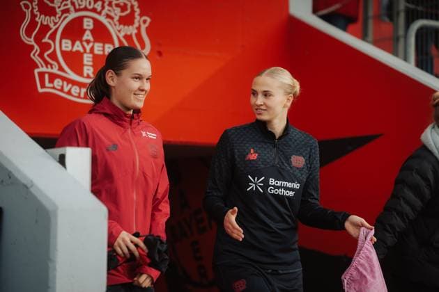 22.11.25, Frauen, Fussball, Google Pixel Frauen Bundesliga, Saison 2025 2026, Bayer 04 Leverkusen - SGS Essen, 11. Spieltag Valentina Mädl ( 17 - Bayer 04 Leverkusen) und Paulina Bartz ( 8 - Bayer 04 Leverkusen) betreten das Stadion Leverkusen Ulrich-Haberland-Stadion NRW Deutschland